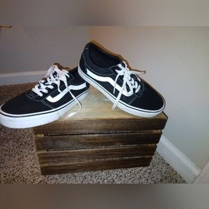 NWOT Black 🖤/White 🤍 Vans Lace ups Sz. 9.5